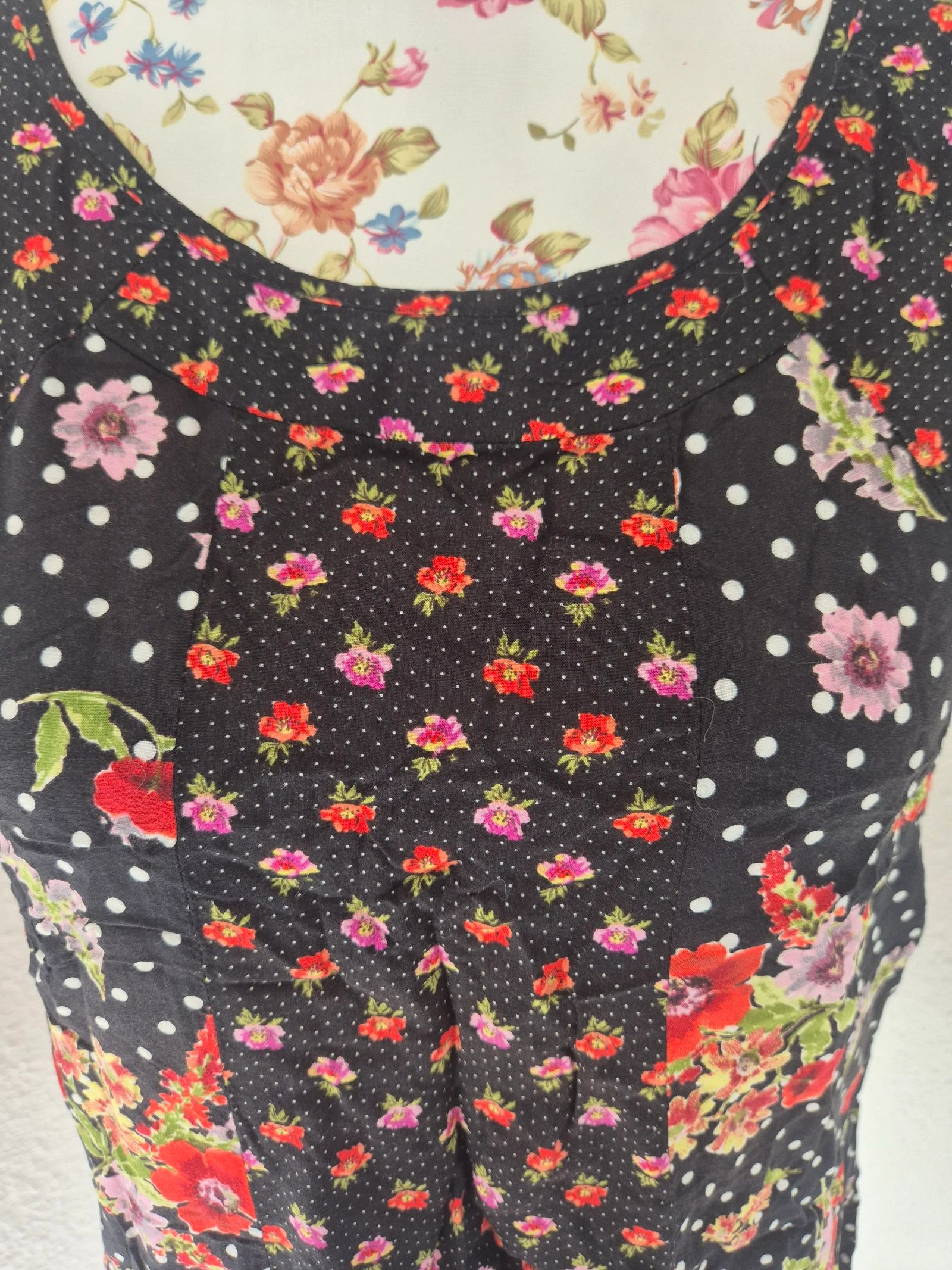 Blusa feminina sem mangas preta com flores e bolinhas T42 fluida leve estampa floral chique verão – photo 3